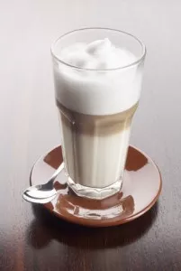 Perfekte Milschaum für einen Kaffee