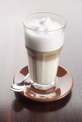 Perfekter Latte Macchiato mit den drei Schichten aus Schaum, Milch und Espresso